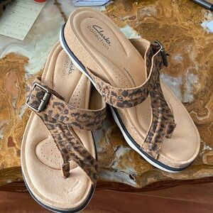 Clarks collection Brynn Madi Women's Leopard Print Thong Sandals size 8.5